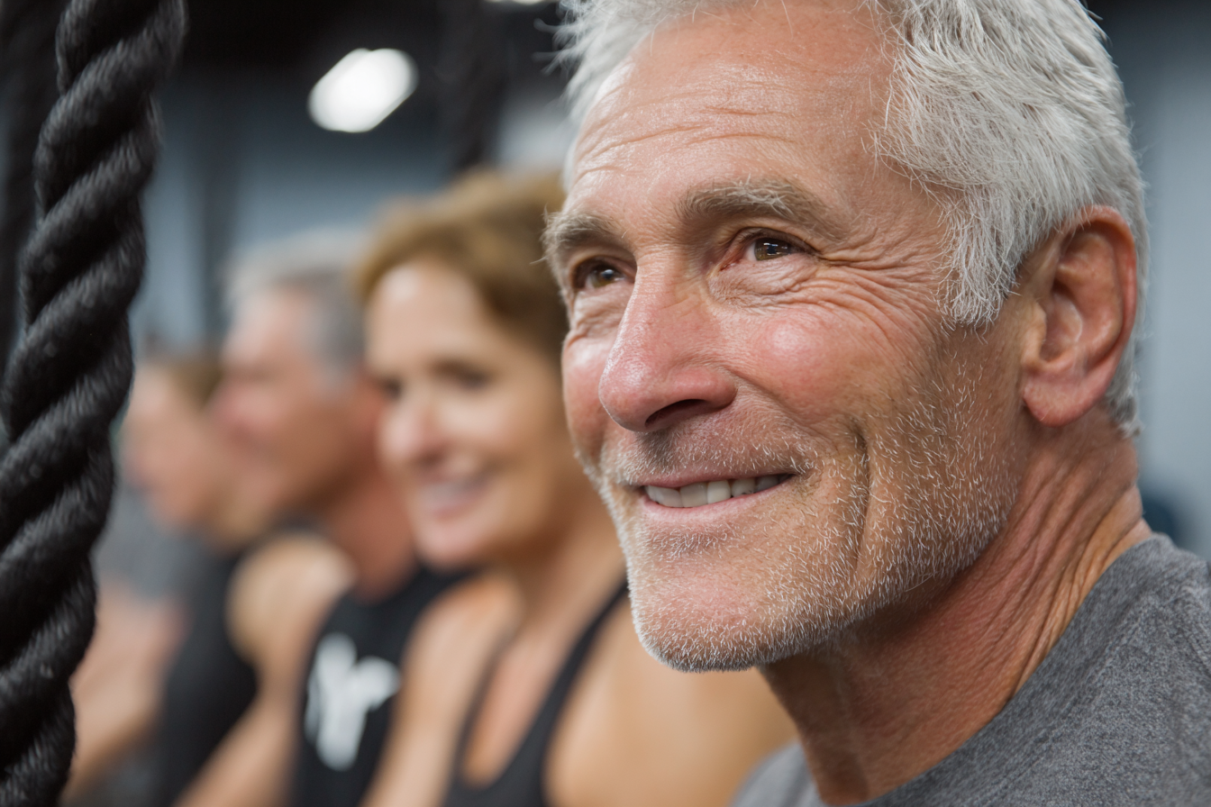 Dr. Carlos Mendoza, especialista en fitness para adultos mayores